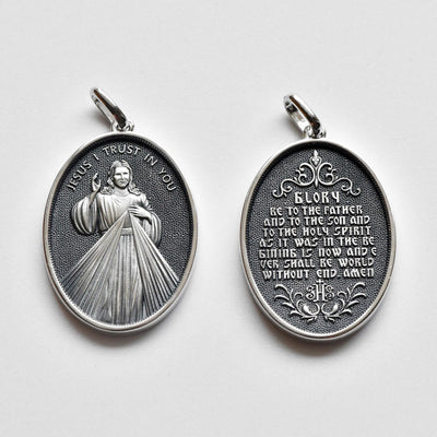 Christianartworkshop Antique Style Sterling Silver Antique Divine Mercy Jesus Oval Medal Necklace