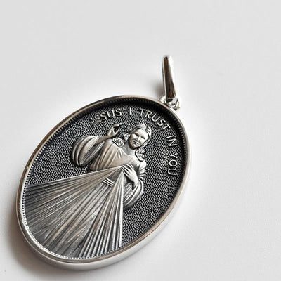 Christianartworkshop Antique Style Sterling Silver Antique Divine Mercy Jesus Oval Medal Necklace
