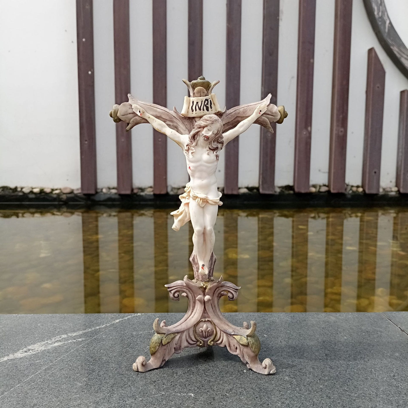 Christianartworkshop Resin Crucifix Jesus Desktop Ornament: Uncommon Badge of Steadfast Conviction