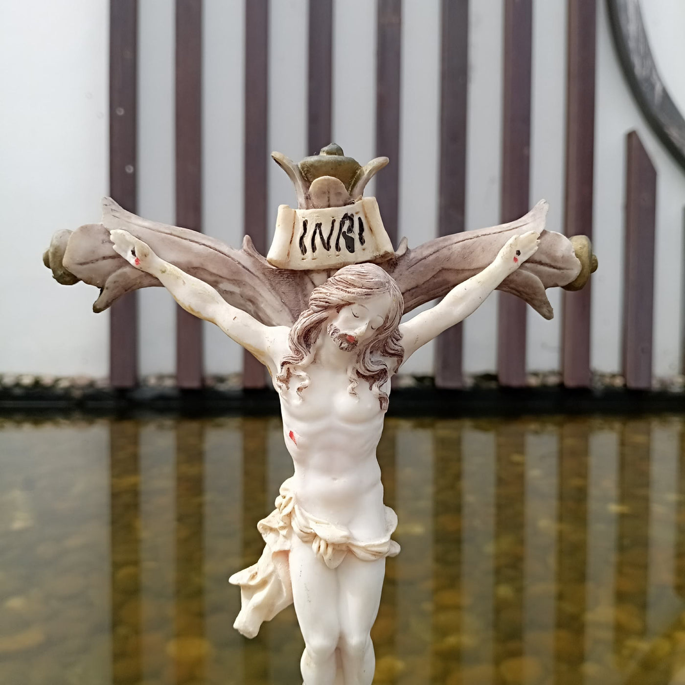 Christianartworkshop Resin Crucifix Jesus Desktop Ornament: Uncommon Badge of Steadfast Conviction