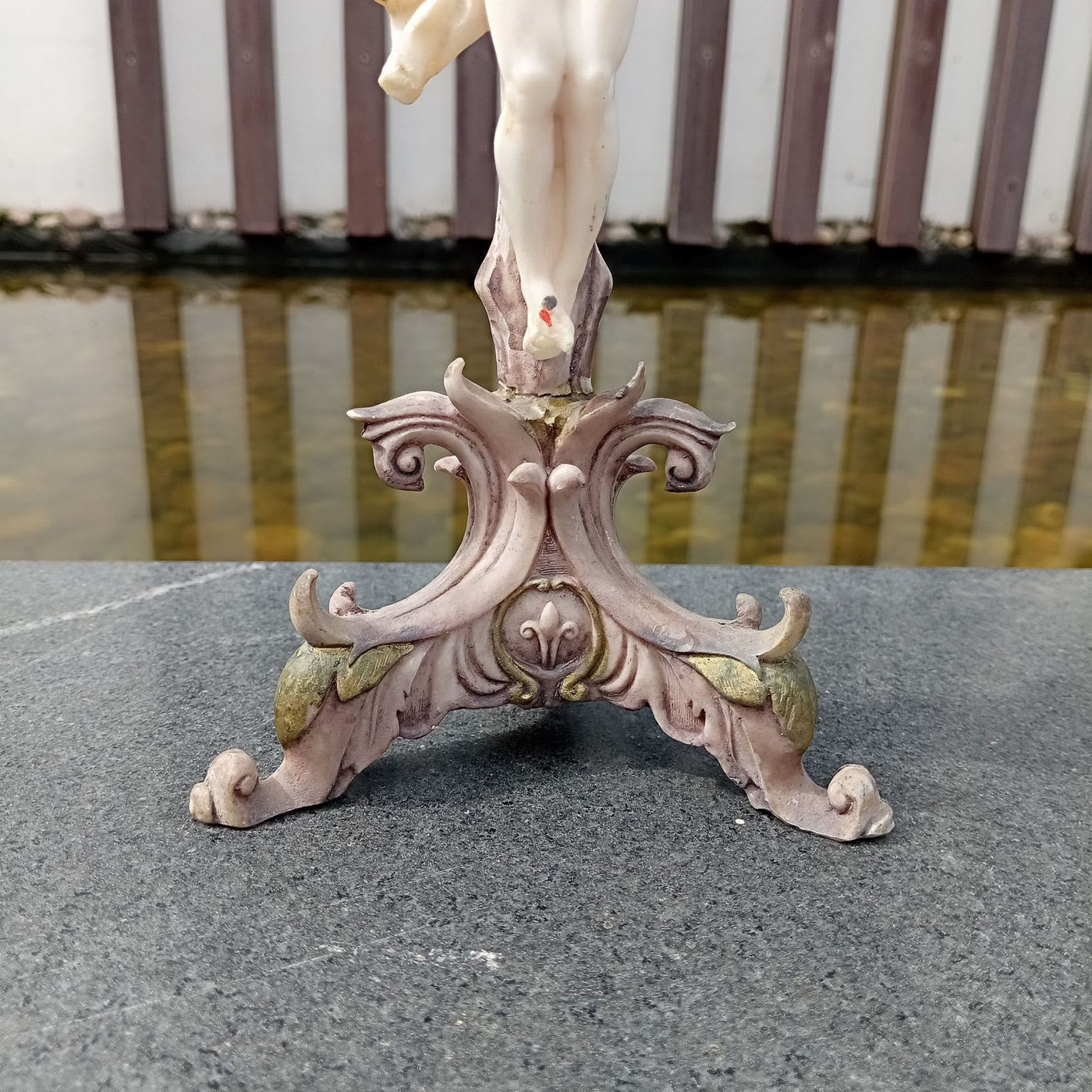 Christianartworkshop Resin Crucifix Jesus Desktop Ornament: Uncommon Badge of Steadfast Conviction