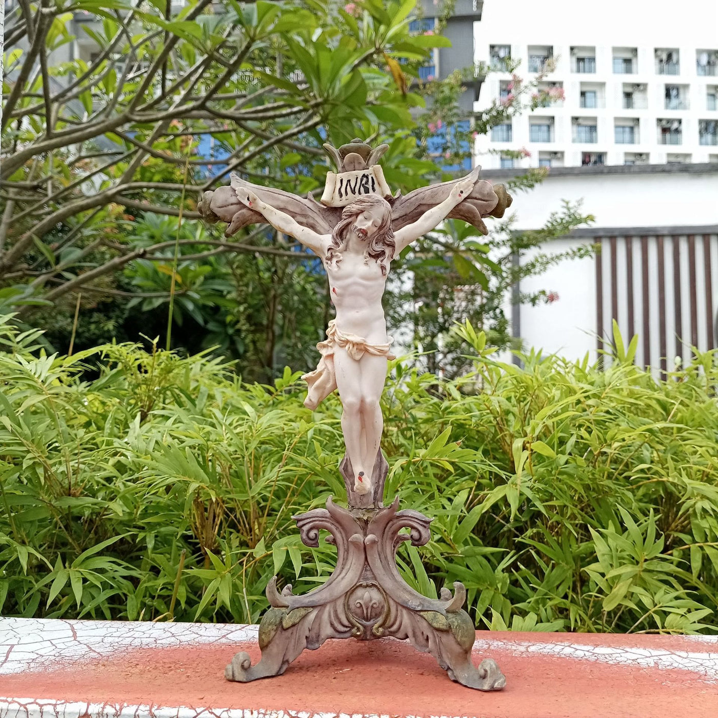 Christianartworkshop Resin Crucifix Jesus Desktop Ornament: Uncommon Badge of Steadfast Conviction