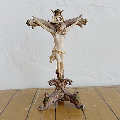 Christianartworkshop Resin Crucifix Jesus Desktop Ornament: Uncommon Badge of Steadfast Conviction