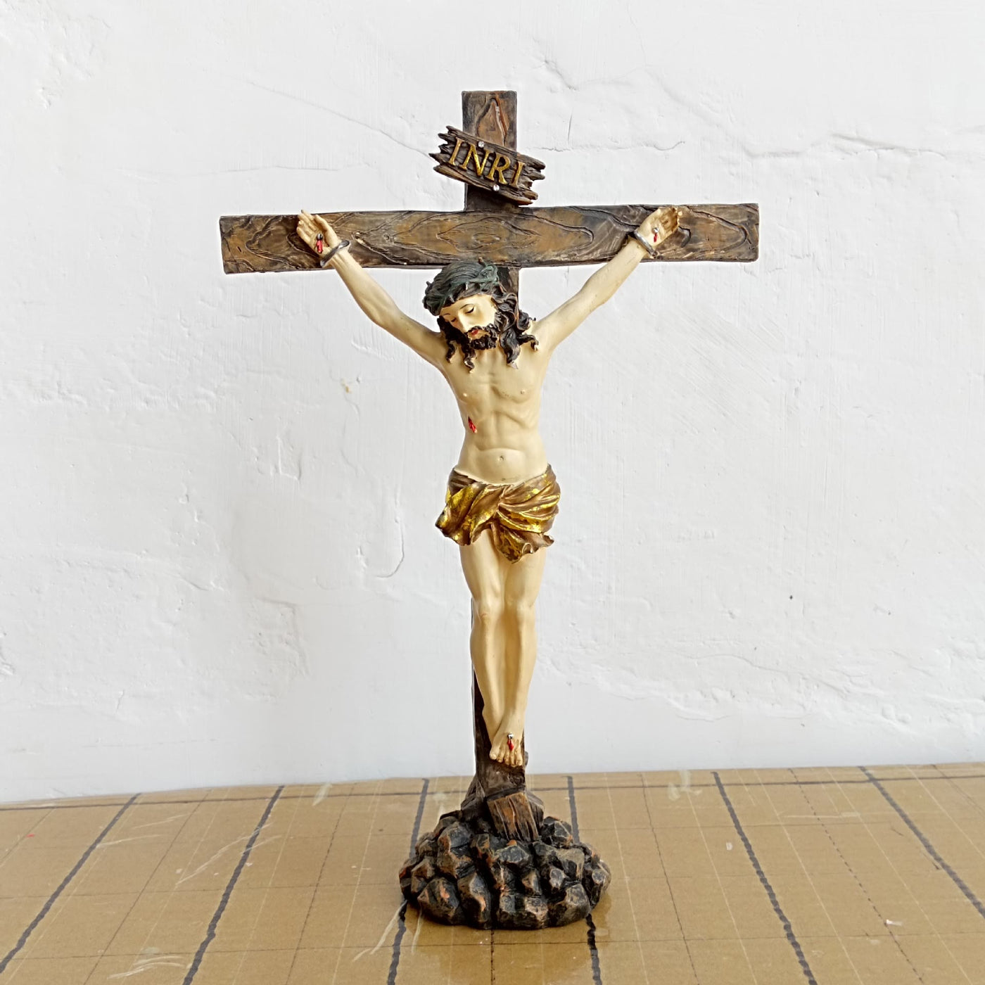 Christianartworkshop Resin Crucifix Desktop Ornament: Unique Sign of Understated Reverence